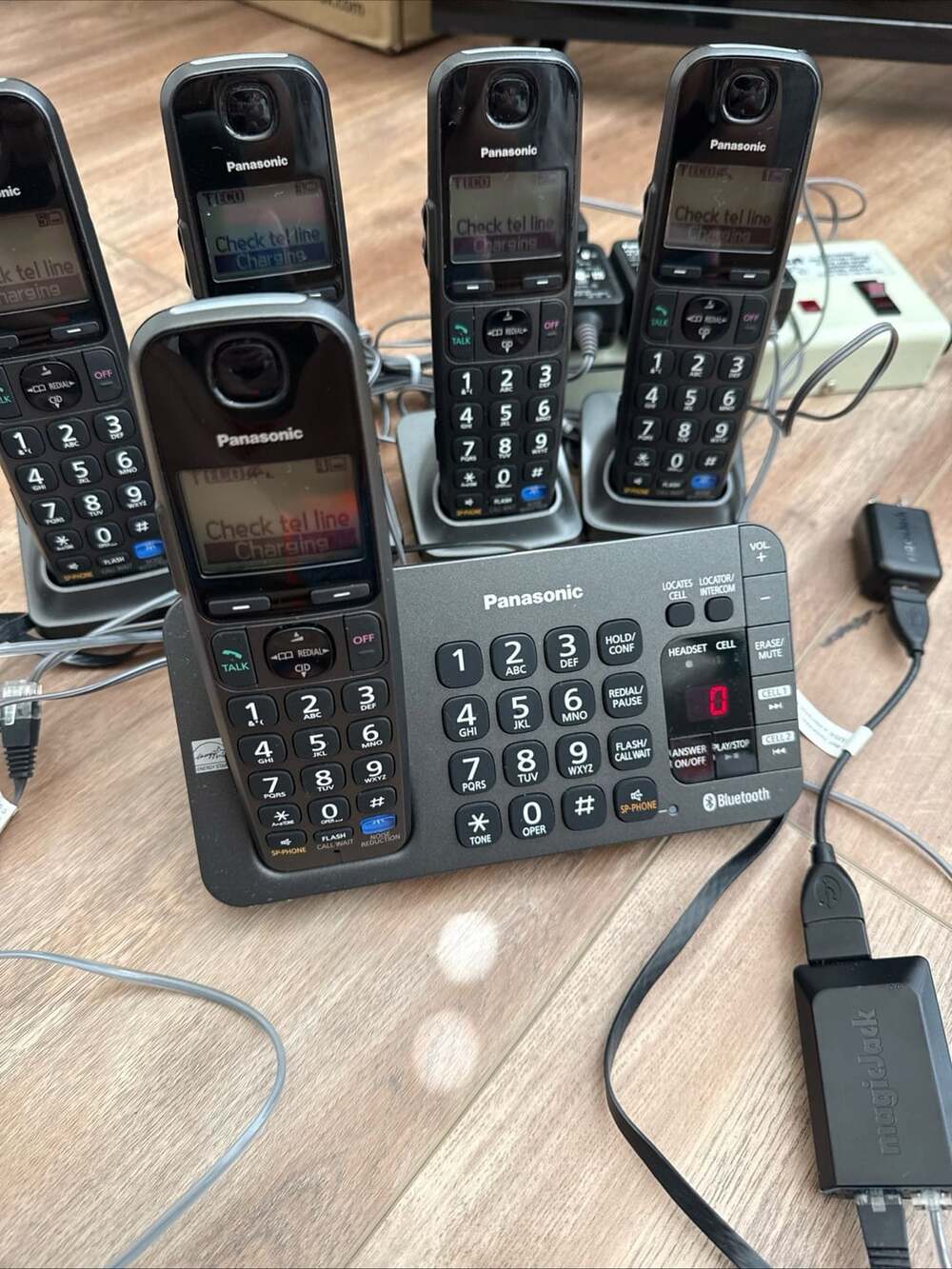 Panasonic KX-TGE270 Cordless Phone System 5 Handsets Bluetooth Answering Machine